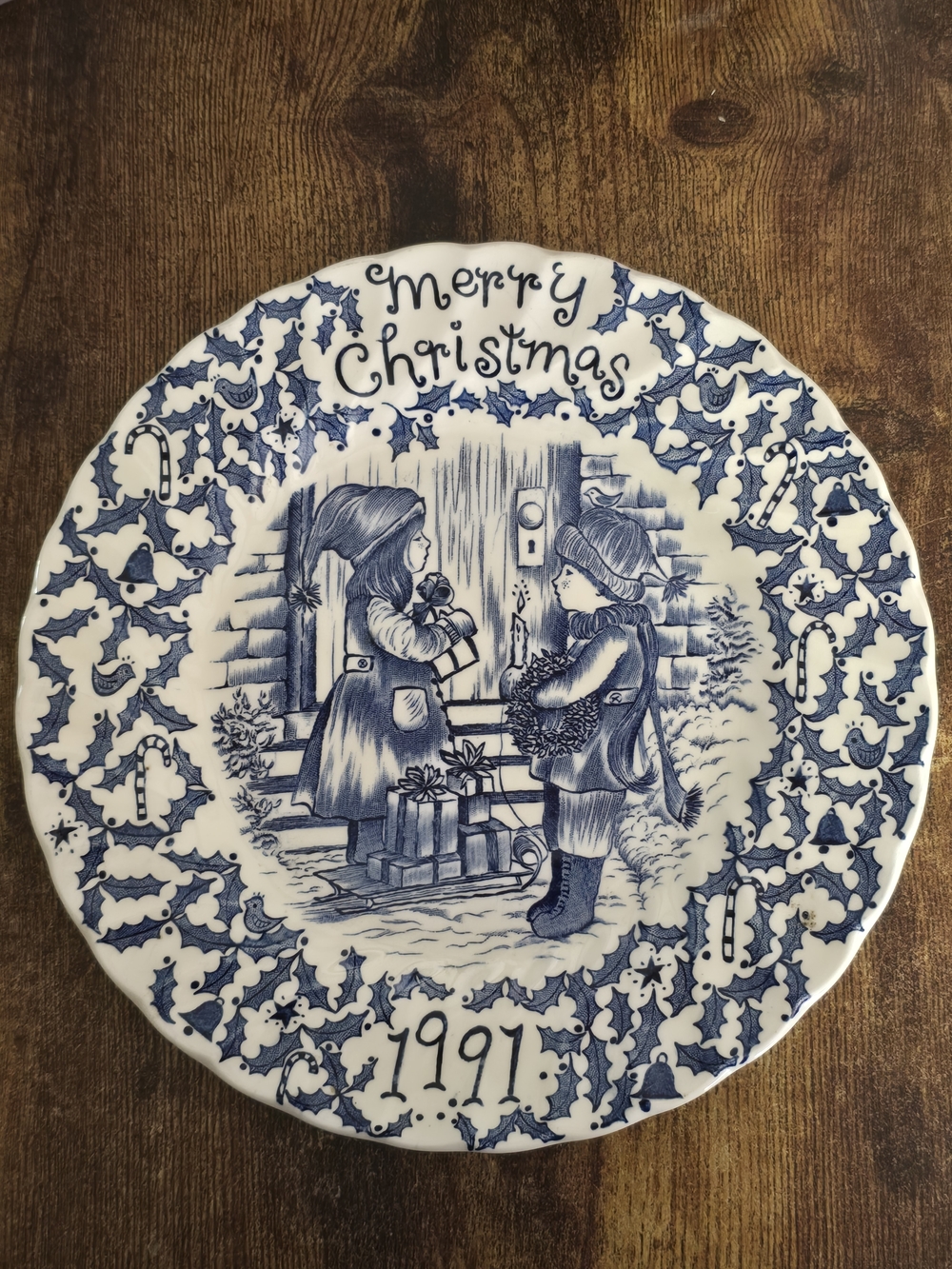 Vintage 1991  Royal Crownford Merry Christmas Plate